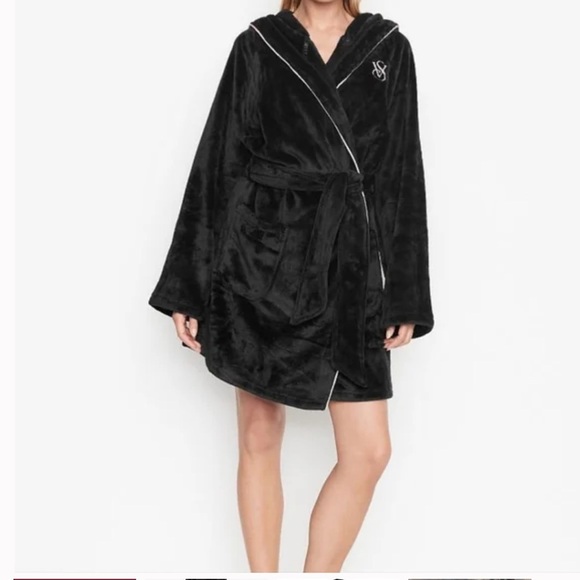 Victoria's Secret Other - Victoria’s Secret Plush Cozy Hooded Soft Short Robe in Black